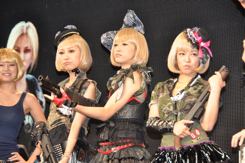 Illustration for article titled Japan Launched Gears of War 3 with Idols You Can... *Ahem*